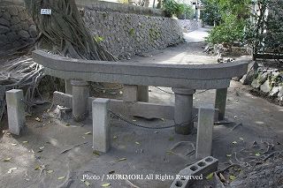 桜島黒神原五社神社（腹五社神社）埋没鳥居　03